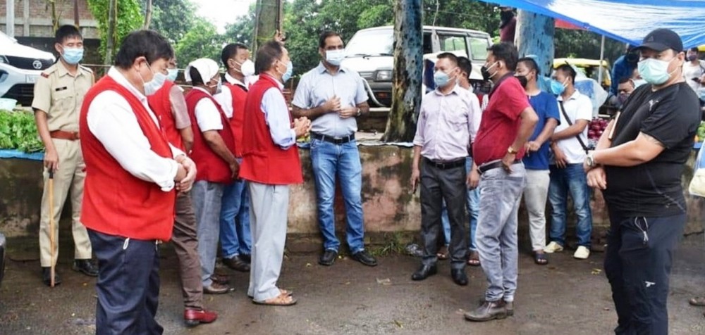 DC Dimapur Anoop Kinchi IAS, accompanied by SDO (C) Sadar, Zuben Ngullie and representative from DMC at Super Market Dimapur with the members of GBs union Dimapur Sadar on July 21. (DIPR Photo) 